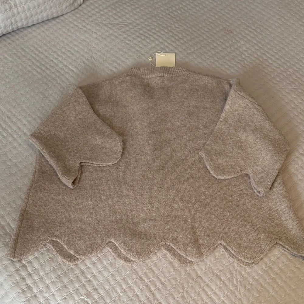 Entro Super Cute Scalloped Hem & Sleeve Sweater - Size Small - Picture 5 of 5